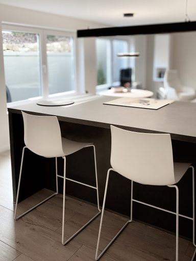 KOCHINSEL MIT BARHOCKER Moderne Küche Ferienwohnung bei Brühl