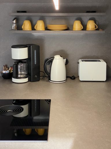 KAFFEE UND TEE FÜR DEN PERFEKTEN START Moderne Kücheneinrichtung FeWo Bornheim