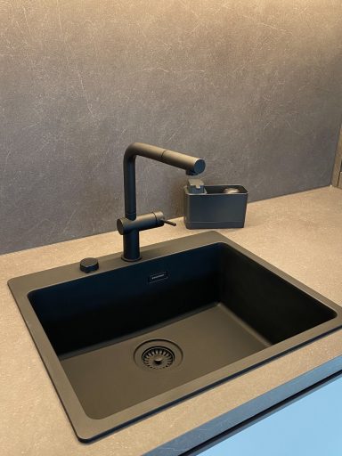 ELEGANTES SPÜLBECKEN Schwarzes Spülbecken mit modernem Wasserhahn in der FeWo nahe Phantasialand