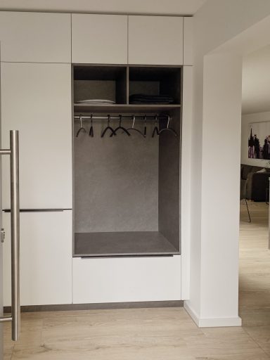 GARDEROBE NACH MASS Viel Platz in der Ferienwohnung Nähe Phantasialand