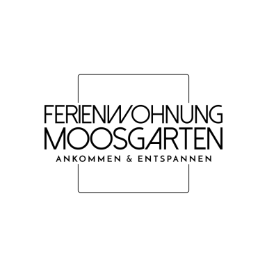 JETZT VERFÜGBARKEIT PRÜFEN Logo der Ferienwohnung Moosgarten, mit dem Slogan "Ankommen & Entspannen".